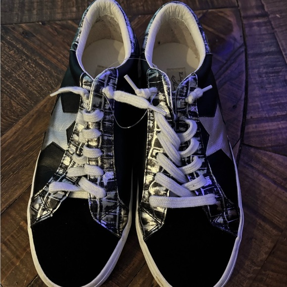 VINTAGE HAVANA
Women's Patricia Sneaker Size 10 Great Condition - Picture 6 of 13